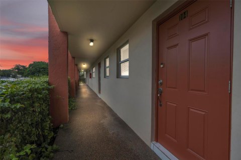 Купить кондоминиум в Санрайз, Флорида 2 спальни, 78.97м2, № 1889334 - фото 2