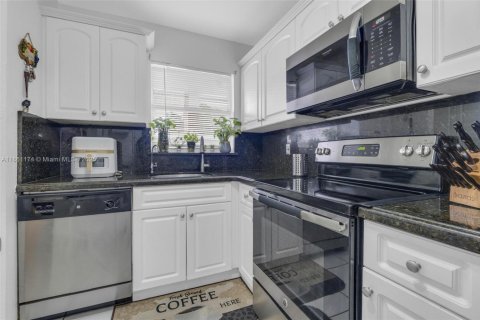 Купить кондоминиум в Санрайз, Флорида 2 спальни, 78.97м2, № 1889334 - фото 1