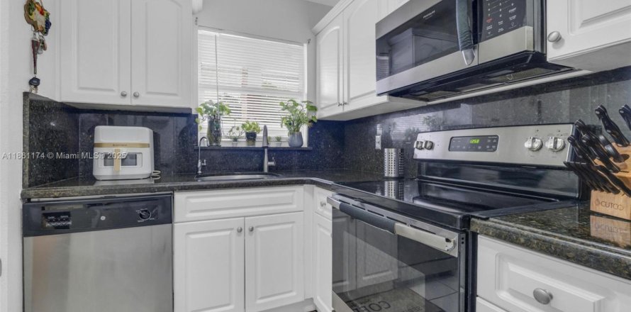 Кондоминиум с 2 спальнями в Санрайз, Флорида № 1889334