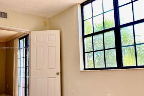 Condo in Hollywood, Florida, 2 bedrooms  № 1892775 - photo 5
