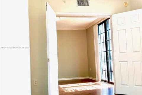 Condo in Hollywood, Florida, 2 bedrooms  № 1892775 - photo 8