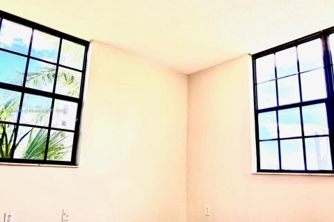 Condo in Hollywood, Florida, 2 bedrooms  № 1892775 - photo 10