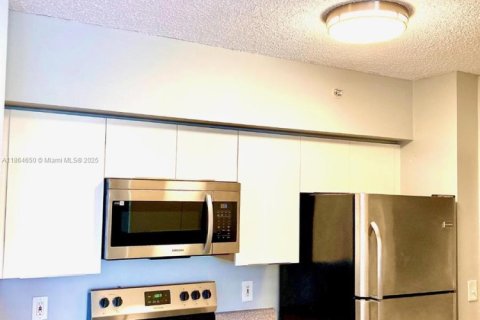 Condo in Hollywood, Florida, 2 bedrooms  № 1892775 - photo 1