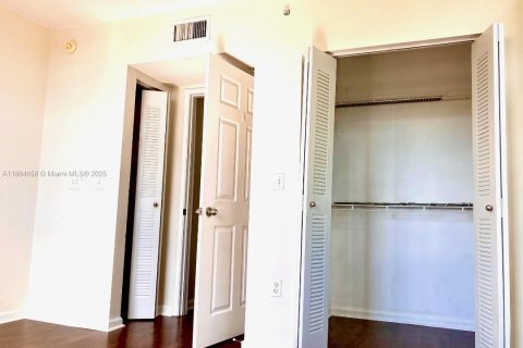 Condo in Hollywood, Florida, 2 bedrooms  № 1892775 - photo 7