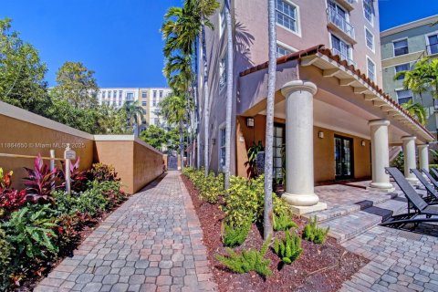 Condo in Hollywood, Florida, 2 bedrooms  № 1892775 - photo 17