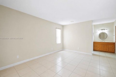 Villa ou maison à louer à Miami, Floride: 3 chambres, 141.68 m2 № 2153647 - photo 3