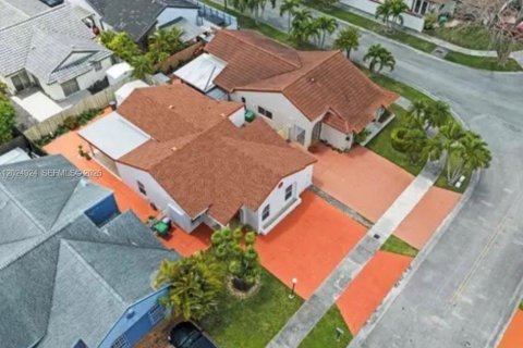 Villa ou maison à louer à Miami, Floride: 3 chambres, 141.68 m2 № 2153647 - photo 2