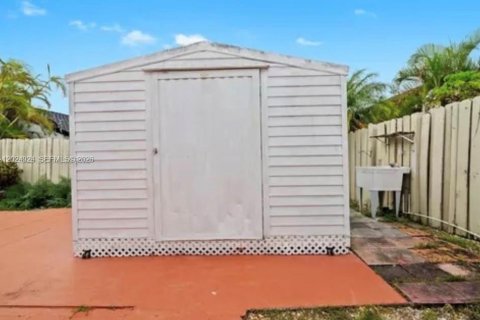 Villa ou maison à louer à Miami, Floride: 3 chambres, 141.68 m2 № 2153647 - photo 9