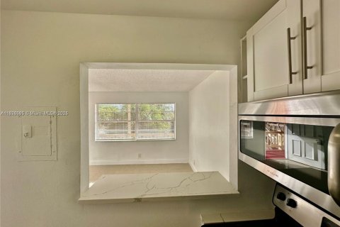 Condo in Pompano Beach, Florida, 1 bedroom  № 1820298 - photo 2