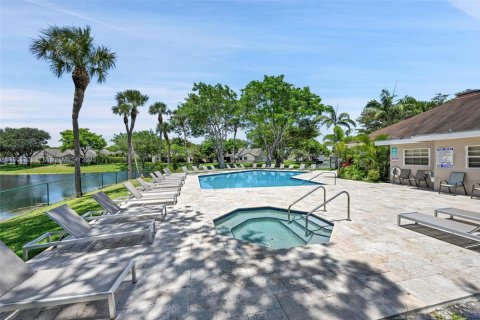 Villa ou maison à vendre à Deerfield Beach, Floride: 2 chambres, 87.51 m2 № 1936017 - photo 16