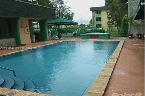 Studio in the Condo in Hialeah, Florida  № 2066931 - photo 2