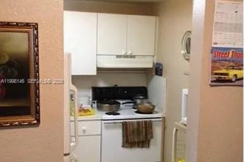 Studio in the Condo in Hialeah, Florida  № 2066931 - photo 6