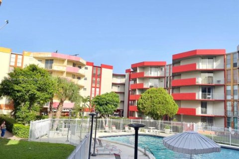 Condo in Hialeah, Florida, 3 bedrooms  № 1872046 - photo 1