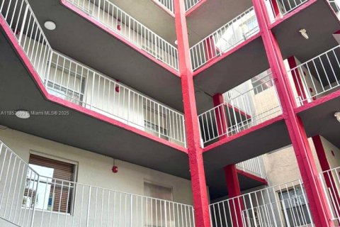 Condo in Hialeah, Florida, 3 bedrooms  № 1872046 - photo 2