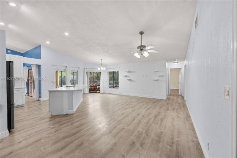 Villa ou maison à vendre à Coral Springs, Floride: 4 chambres, 210.14 m2 № 1993476 - photo 12