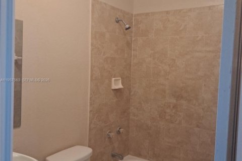 House in Palmetto Bay, Florida 3 bedrooms, 111.48 sq.m. № 2032979 - photo 12