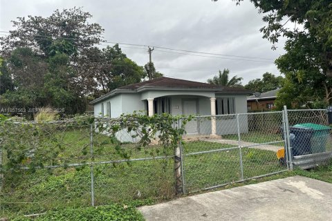 House in Palmetto Bay, Florida 3 bedrooms, 111.48 sq.m. № 2032979 - photo 7