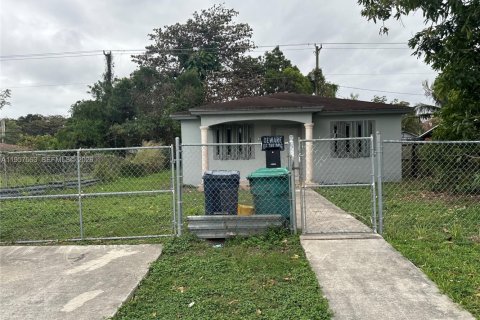 House in Palmetto Bay, Florida 3 bedrooms, 111.48 sq.m. № 2032979