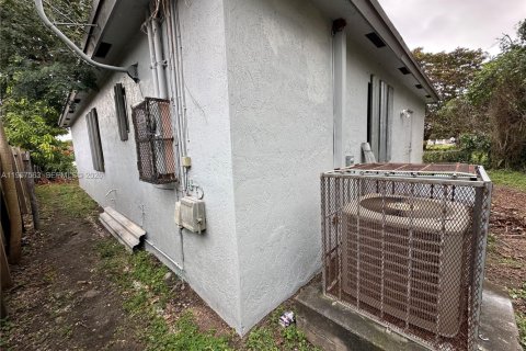 House in Palmetto Bay, Florida 3 bedrooms, 111.48 sq.m. № 2032979 - photo 5