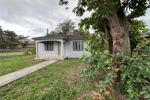 House in Palmetto Bay, Florida 3 bedrooms, 111.48 sq.m. № 2032979 - photo 9