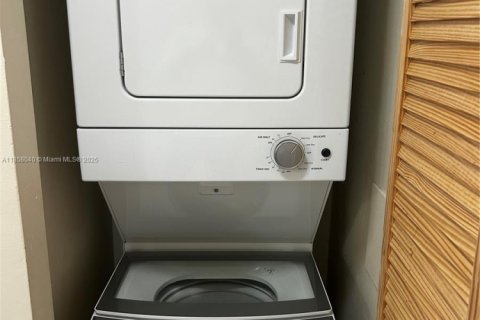 Condominio en alquiler en Miami, Florida, 2 dormitorios, 98.48 m2 № 1882252 - foto 10