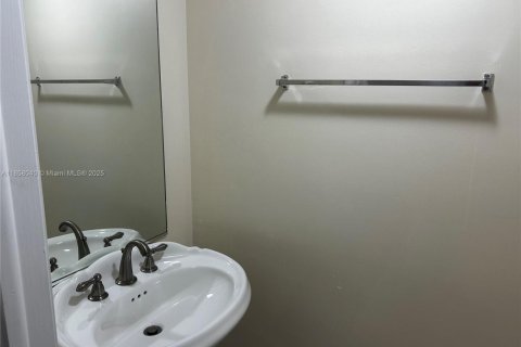 Condo in Miami, Florida, 2 bedrooms  № 1882252 - photo 6