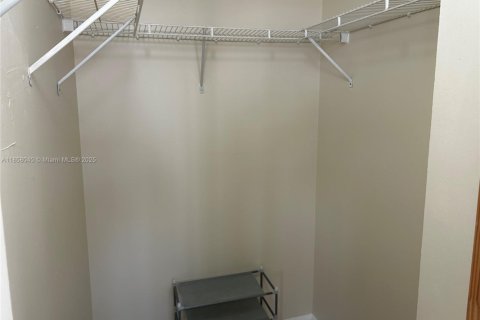 Condominio en alquiler en Miami, Florida, 2 dormitorios, 98.48 m2 № 1882252 - foto 13