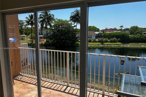 Condominio en alquiler en Miami, Florida, 2 dormitorios, 98.48 m2 № 1882252 - foto 15