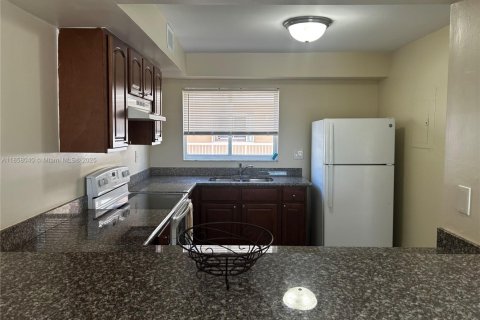 Condominio en alquiler en Miami, Florida, 2 dormitorios, 98.48 m2 № 1882252 - foto 3