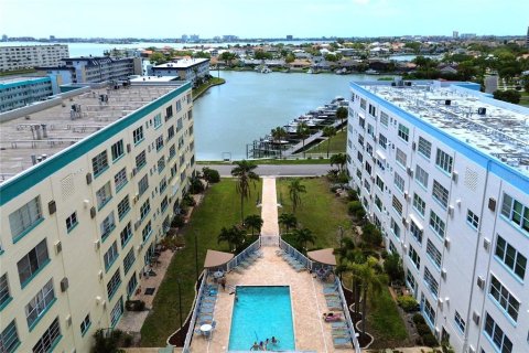 Condo in Gulfport, Florida, 2 bedrooms № 2207492 - photo 22