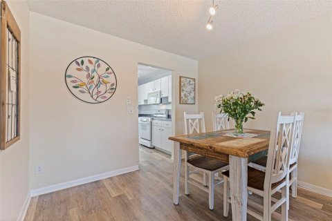 Condo in Gulfport, Florida, 2 bedrooms № 2207492 - photo 13