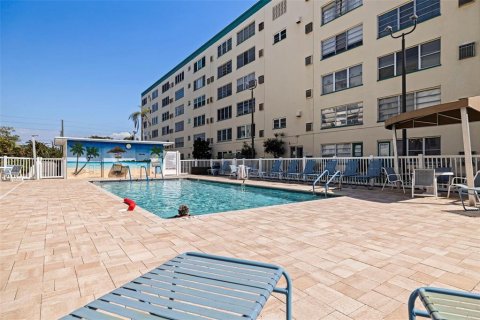 Condo in Gulfport, Florida, 2 bedrooms № 2207492 - photo 5