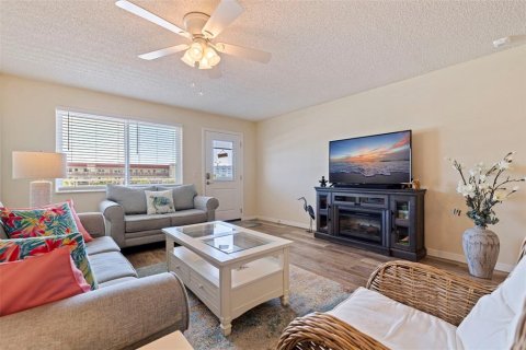 Condo in Gulfport, Florida, 2 bedrooms № 2207492 - photo 9