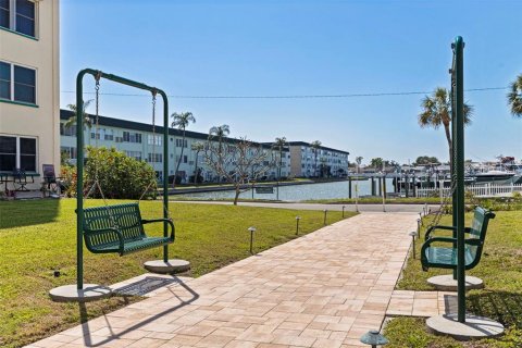 Condo in Gulfport, Florida, 2 bedrooms № 2207492 - photo 25