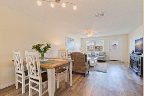 Condo in Gulfport, Florida, 2 bedrooms № 2207492 - photo 12