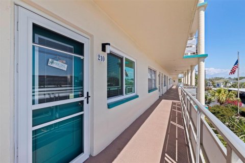 Condo in Gulfport, Florida, 2 bedrooms № 2207492 - photo 3