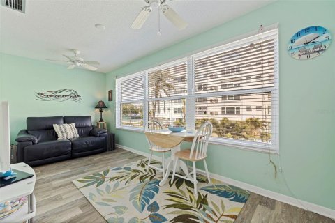 Condo in Gulfport, Florida, 2 bedrooms № 2207492 - photo 18