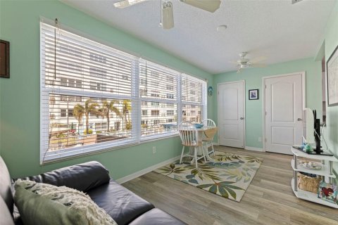 Condo in Gulfport, Florida, 2 bedrooms № 2207492 - photo 6