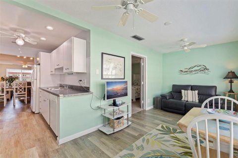 Condo in Gulfport, Florida, 2 bedrooms № 2207492 - photo 17