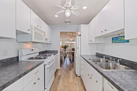 Condo in Gulfport, Florida, 2 bedrooms № 2207492 - photo 14