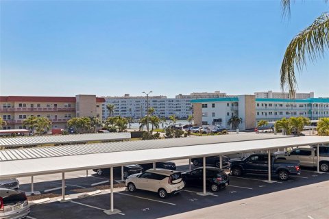 Condo in Gulfport, Florida, 2 bedrooms № 2207492 - photo 24
