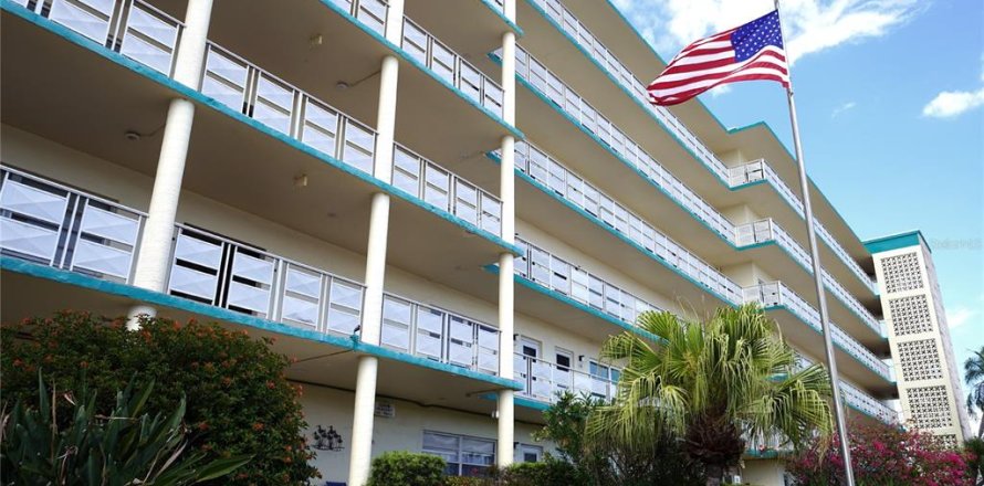 Condo in Gulfport, Florida, 2 bedrooms № 2207492