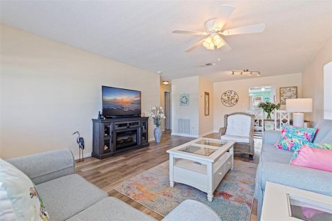 Condo in Gulfport, Florida, 2 bedrooms № 2207492 - photo 11