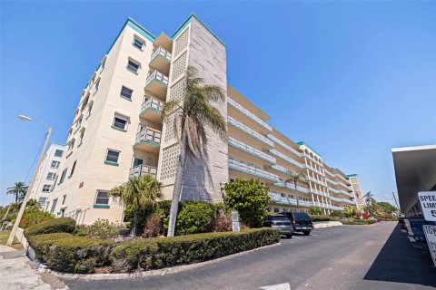 Condo in Gulfport, Florida, 2 bedrooms № 2207492 - photo 27