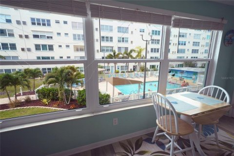 Condo in Gulfport, Florida, 2 bedrooms № 2207492 - photo 4