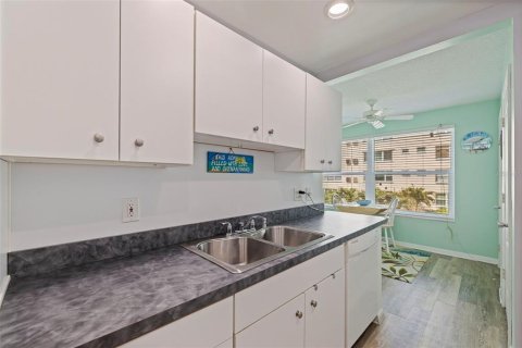 Condo in Gulfport, Florida, 2 bedrooms № 2207492 - photo 16