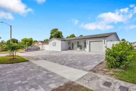 Casa en venta en Miami, Florida, 3 dormitorios, 149.02 m2 № 1951042 - foto 2