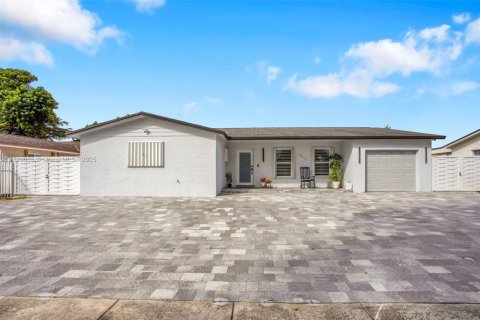 Casa en venta en Miami, Florida, 3 dormitorios, 149.02 m2 № 1951042 - foto 1