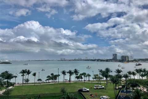 Condominio en Miami, Florida, 2 dormitorios  № 2013240