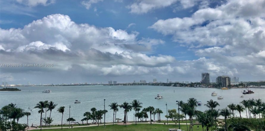 Condominio en Miami, Florida, 2 dormitorios  № 2013240